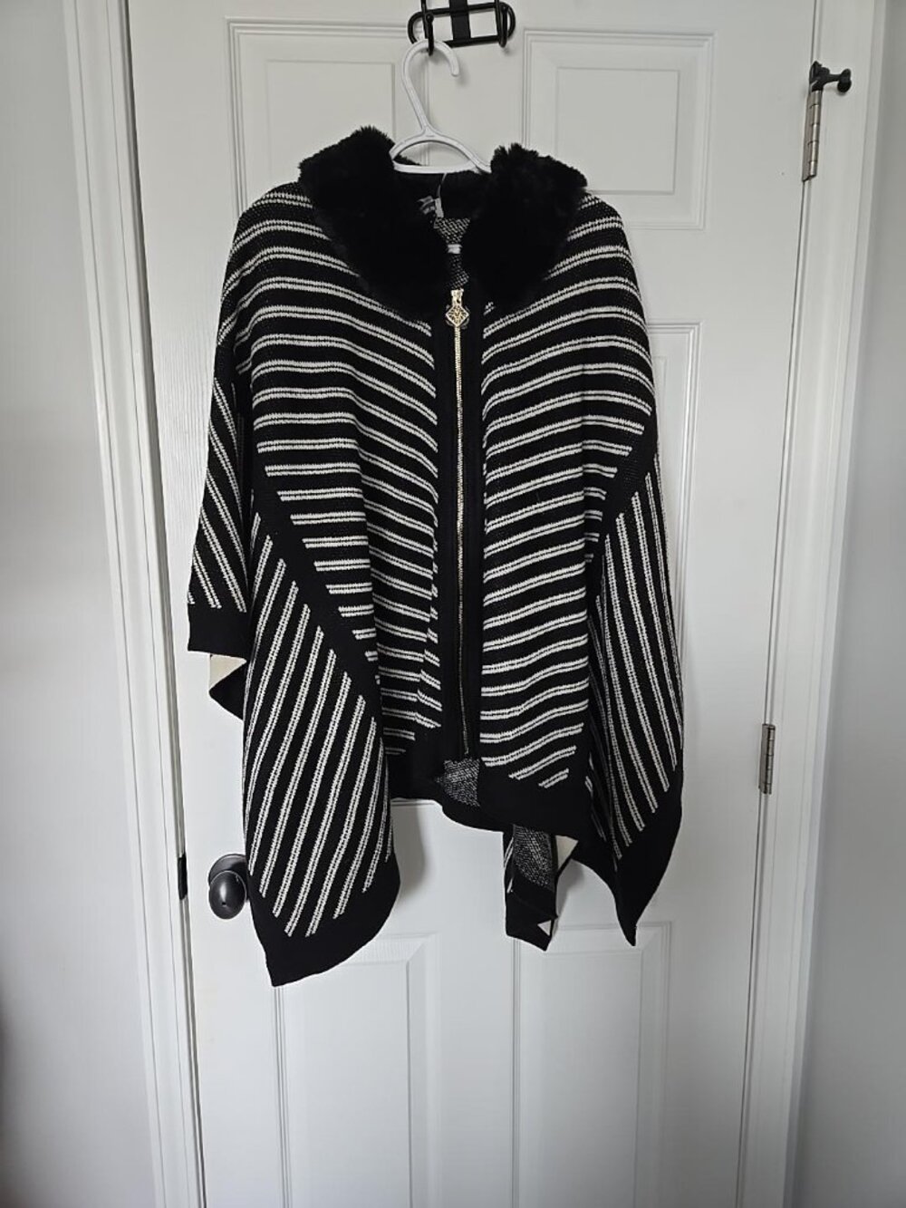 NWT Anne Klein Faux Fur Collar Zip Poncho/Cape Sweater - XL
